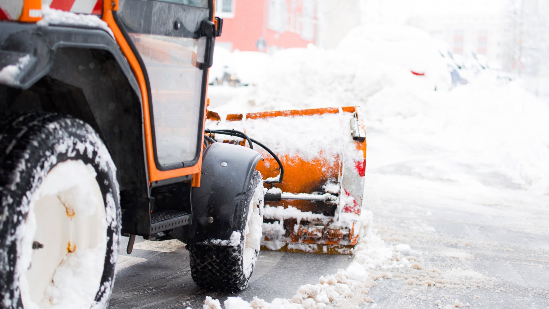 Schneepflug räumt die Straßen in der Stadt, Winterdienst